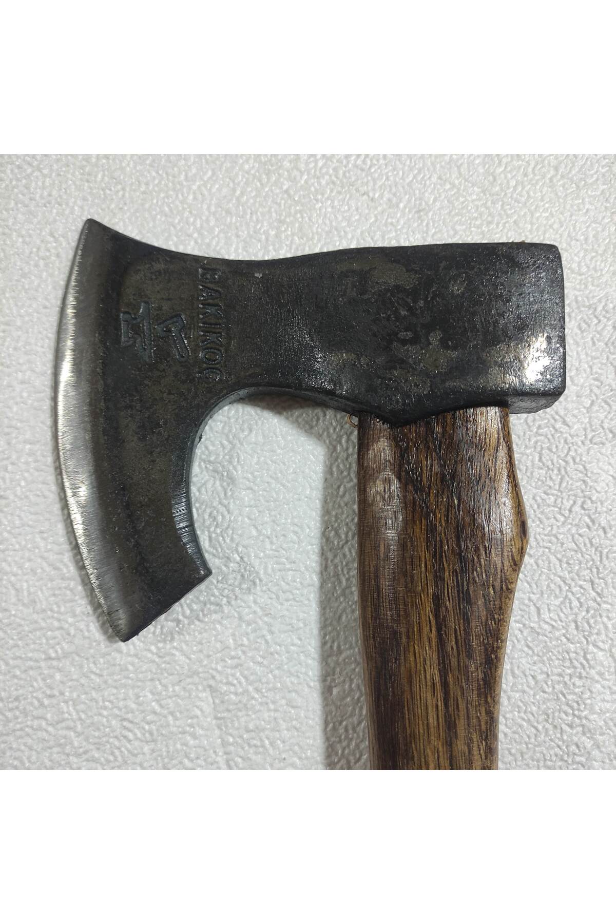 ÖZEL EL YAPIMI VERNİKLİ SAPLI BALTA DÖVME ÇELİK NACAK ÖZEL YAPIM 1120 GRAM AĞIRLIK KESKİN 2