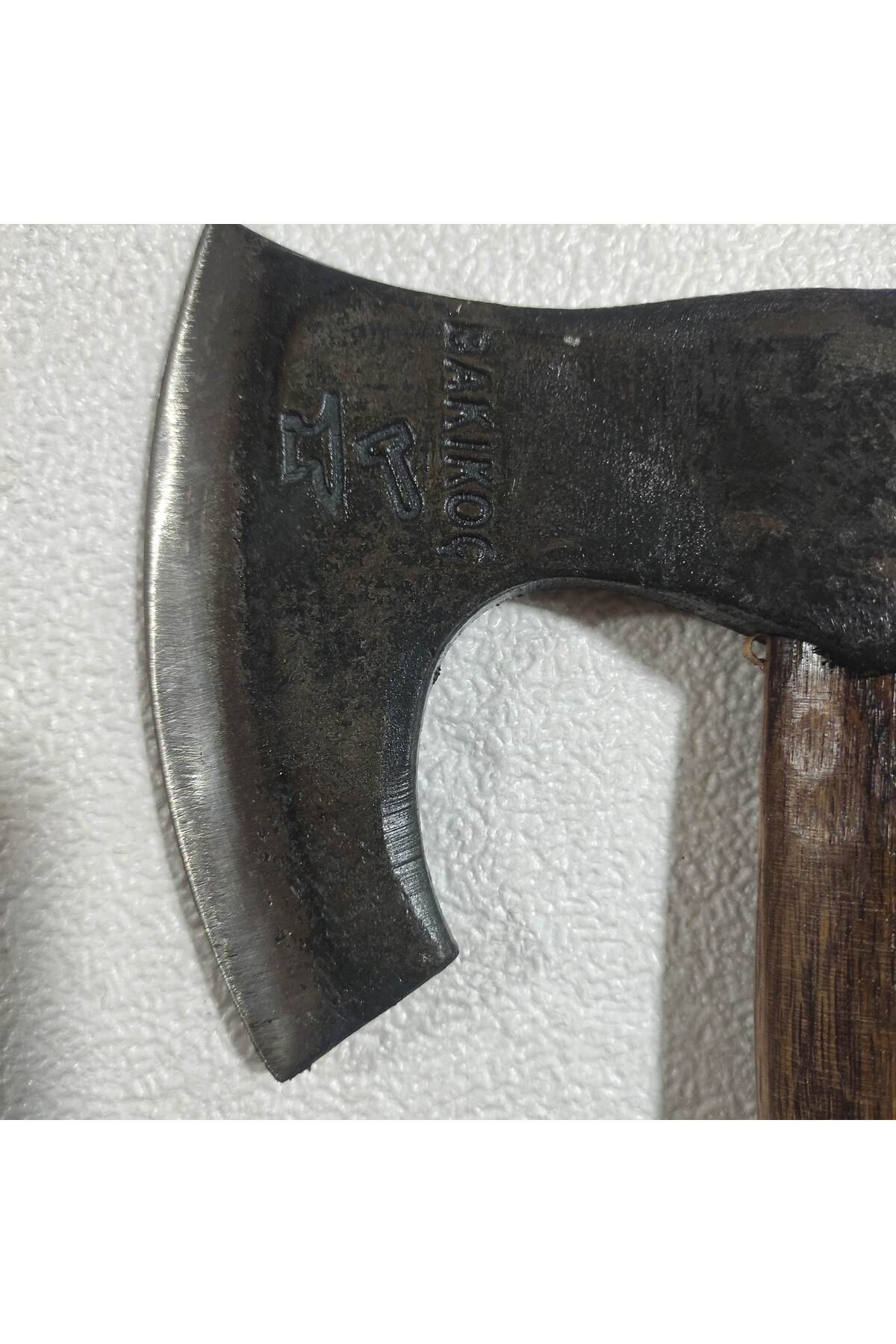 ÖZEL EL YAPIMI VERNİKLİ SAPLI BALTA DÖVME ÇELİK NACAK ÖZEL YAPIM 1120 GRAM AĞIRLIK KESKİN 4