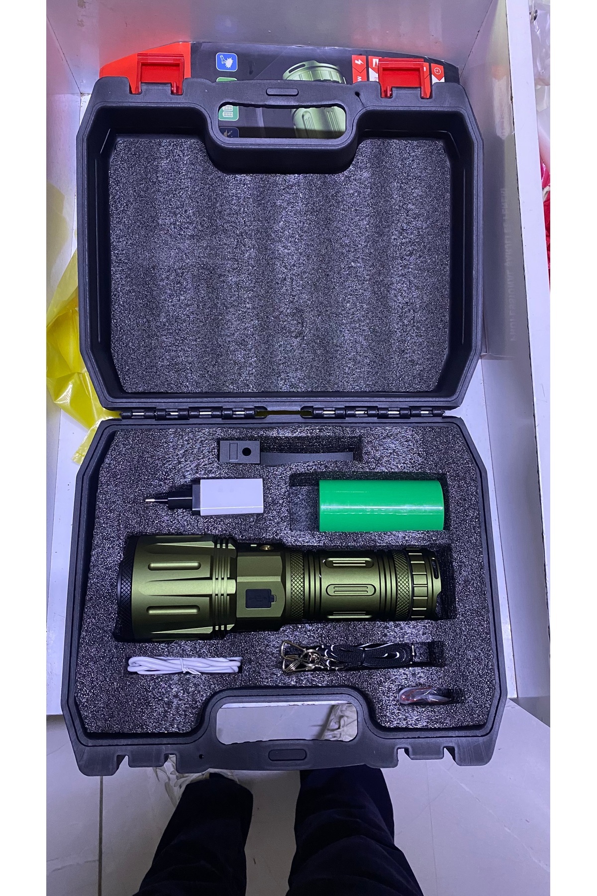 Gerçek 14000 Lümen Metal Profesyonel Şarjlı El Feneri 32000 mAh Metal Gövde Su Geçirmez 1