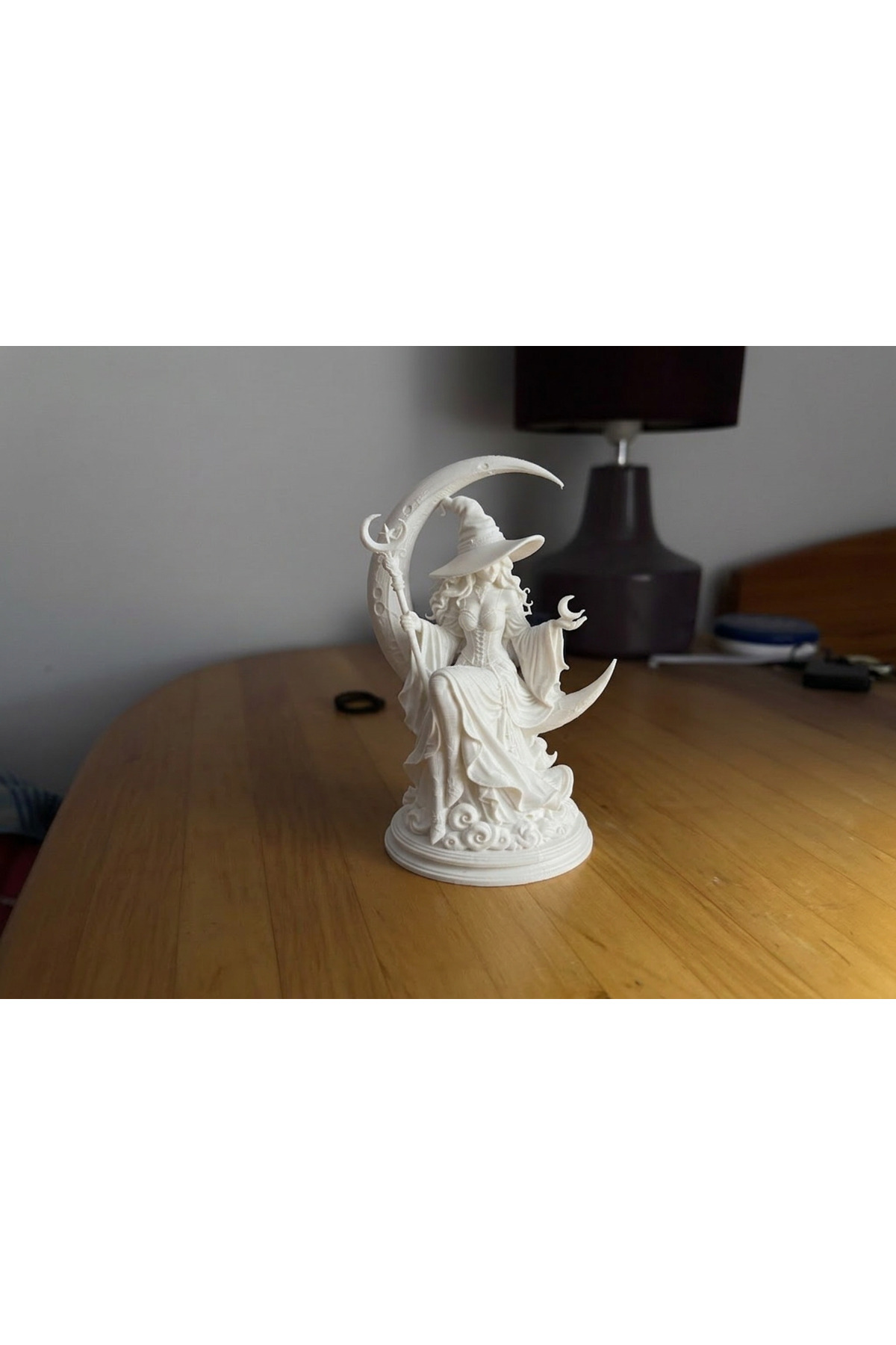 Hilal Ay Üzerinde Oturan Büyücü Kadın Figürlü Dekoratif Biblo – 3D Baskı PLA Beyaz Fantastik Cadı Heykeli 2