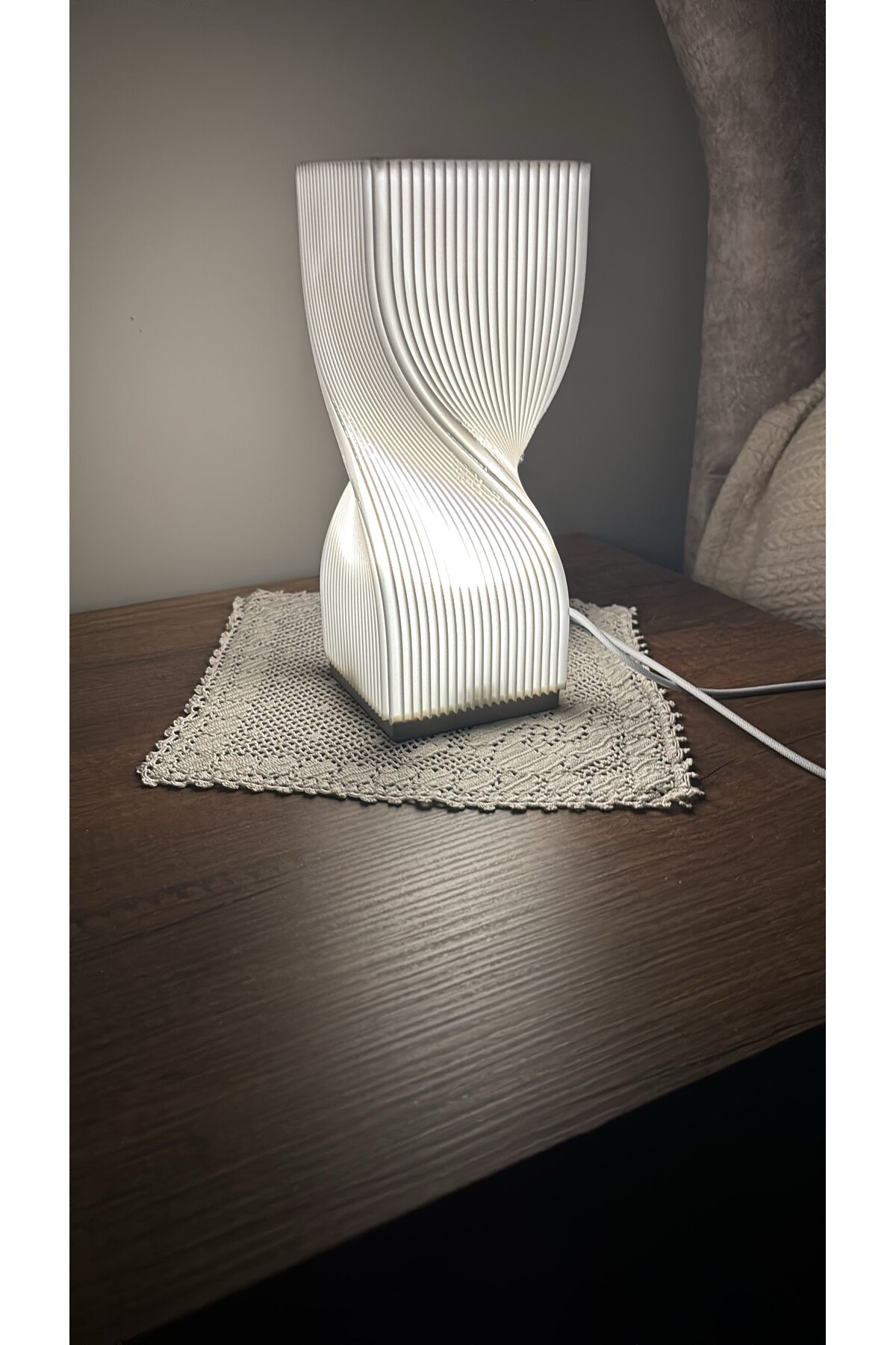 Modern Spiral Tasarımlı Dekoratif Masa Lambası – 3D Baskı Plastik Abajur 2