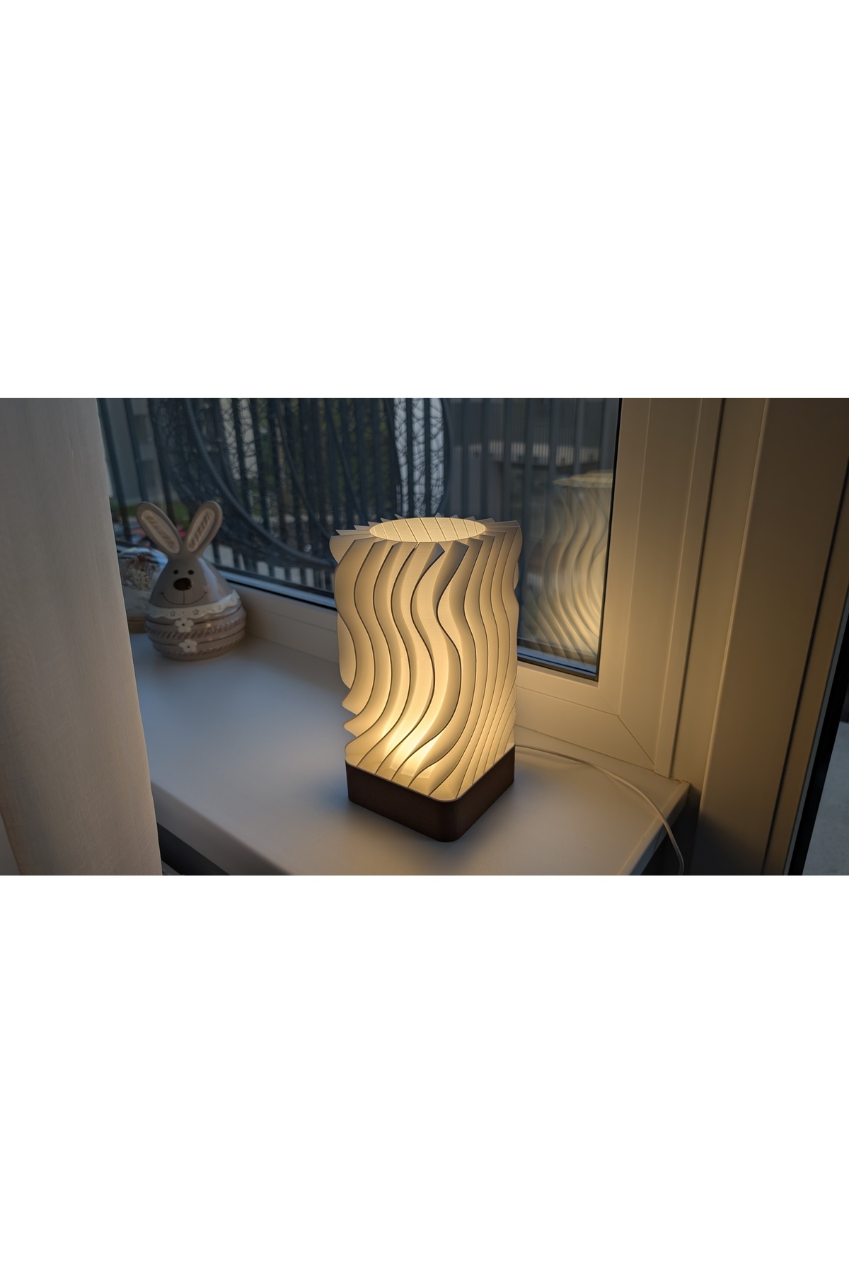 Modern Dalga Tasarımlı Siyah Tabanlı E27 LED Ampullü Dekoratif Abajur 25 cm 3