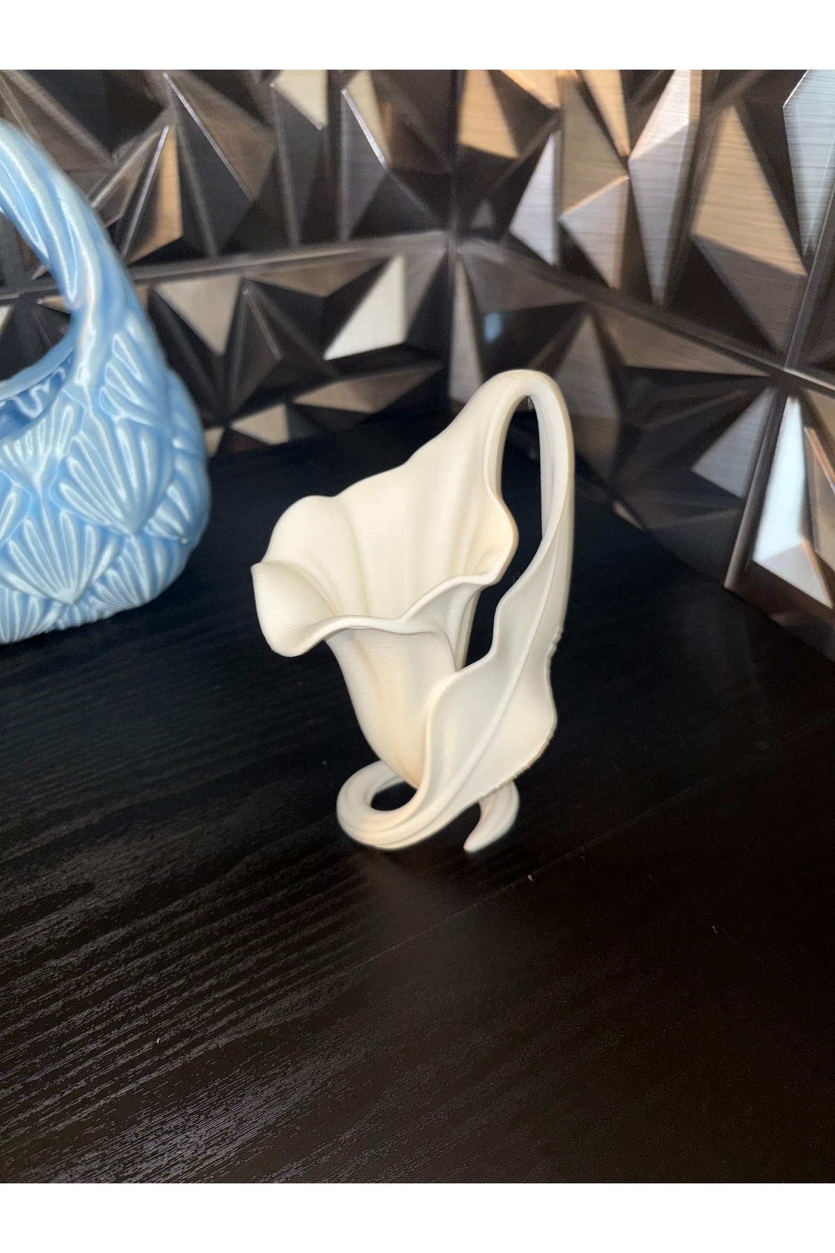 Calla Lily Dekoratif Vazo – Modern Çiçek Tasarımlı Şık Masaüstü Vazo 3